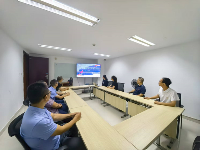 6常運(yùn)集團(tuán)藍(lán)海豚商旅組織職工觀看紀(jì)念中國(guó)人民抗日戰(zhàn)爭(zhēng)暨世界反法西斯戰(zhàn)爭(zhēng)勝利80周年閱兵式直播1_副本